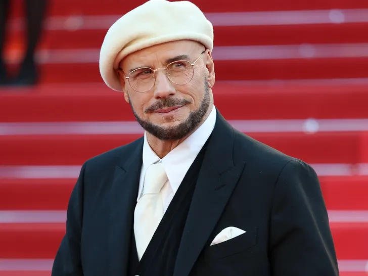 John Travolta nderohet me çmim në Kanë, por gjithë vëmendja shkon te pamja rinore e aktorit 72-vjeçar