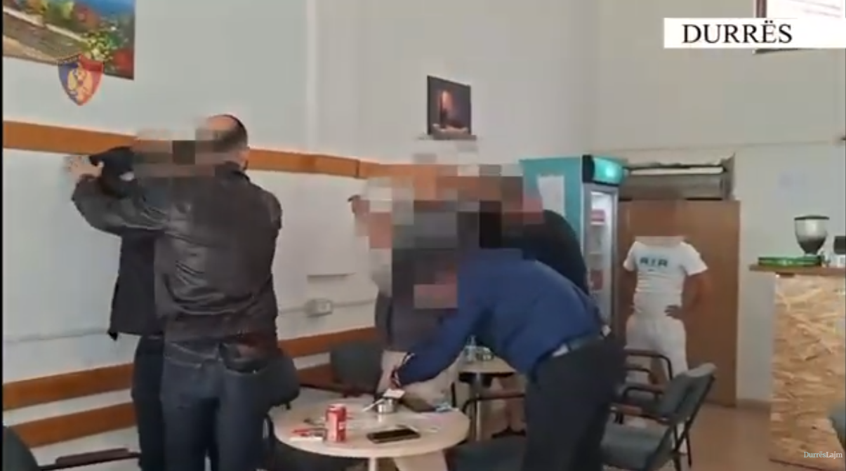 “Cleaning 4” në Kavajë/ Goditet rrjeti i drogës pranë shkollave, 9 në pranga dhe 3 në kërkim (VIDEO)