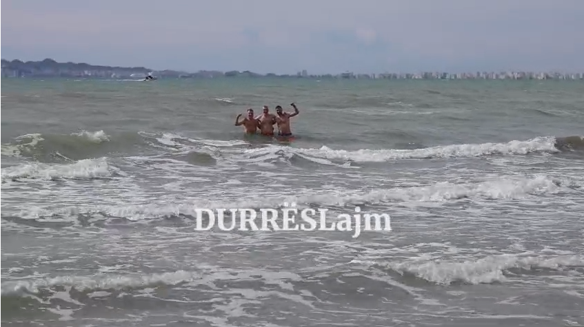 VIDEOLAJM/ Sfidojnë motin e freskët, tre turistët nisin sezonin e plazhit në Durrës