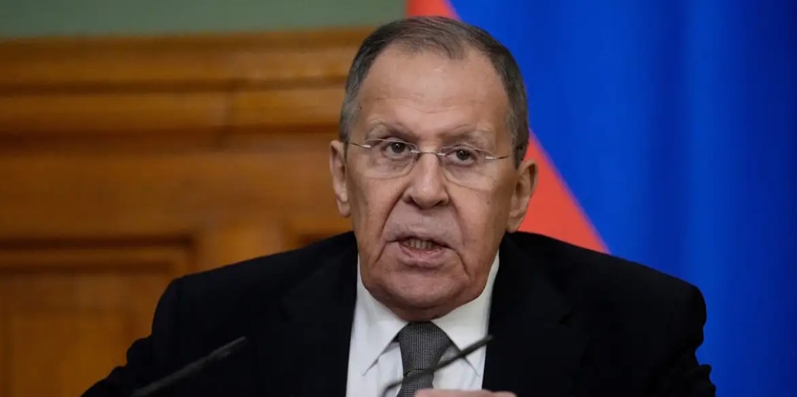 Gazetarit i bie telefoni gjatë konferencës, Lavrov acarohet: Nëse s’e dorëzon celularin, siguria do të nxjerrë armën (VIDEO)