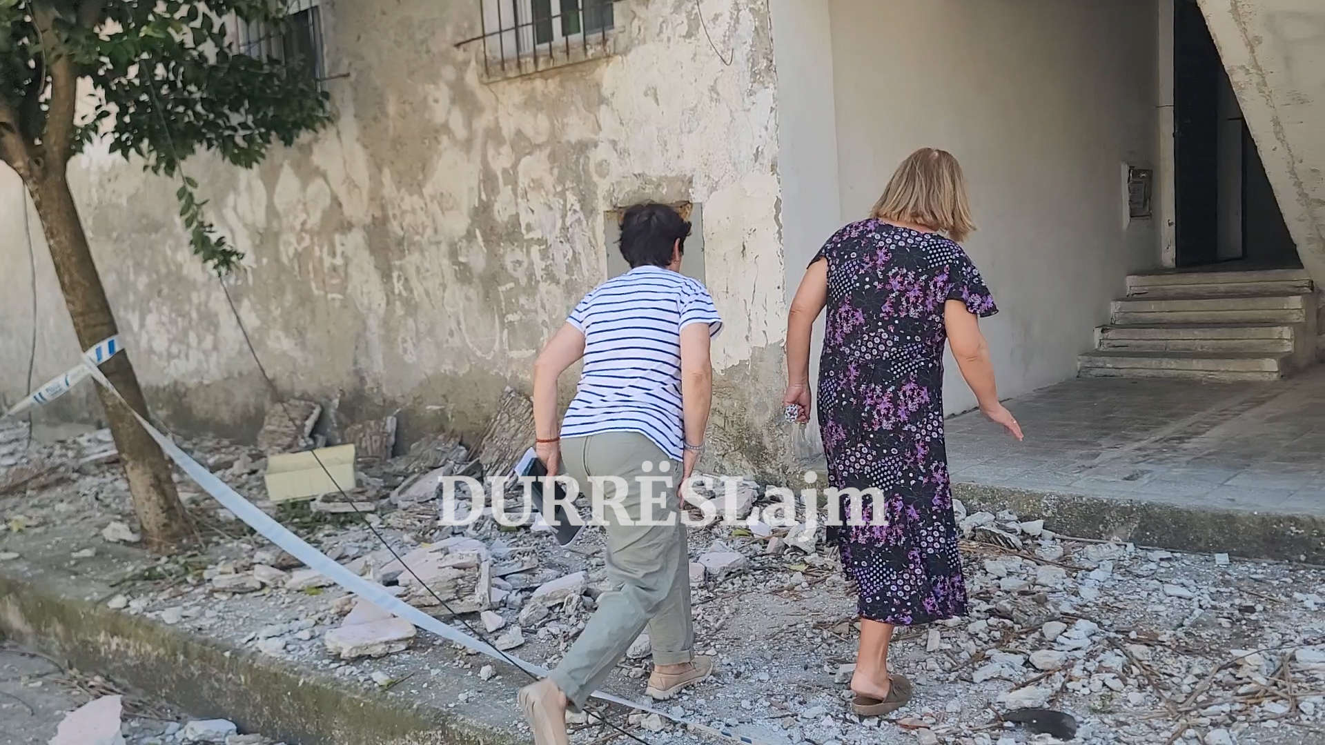 Durrës, nga pallati shkëputet parapeti i çatisë, 18 familje jetojnë mes frikës dhe rrezikut (VIDEO)