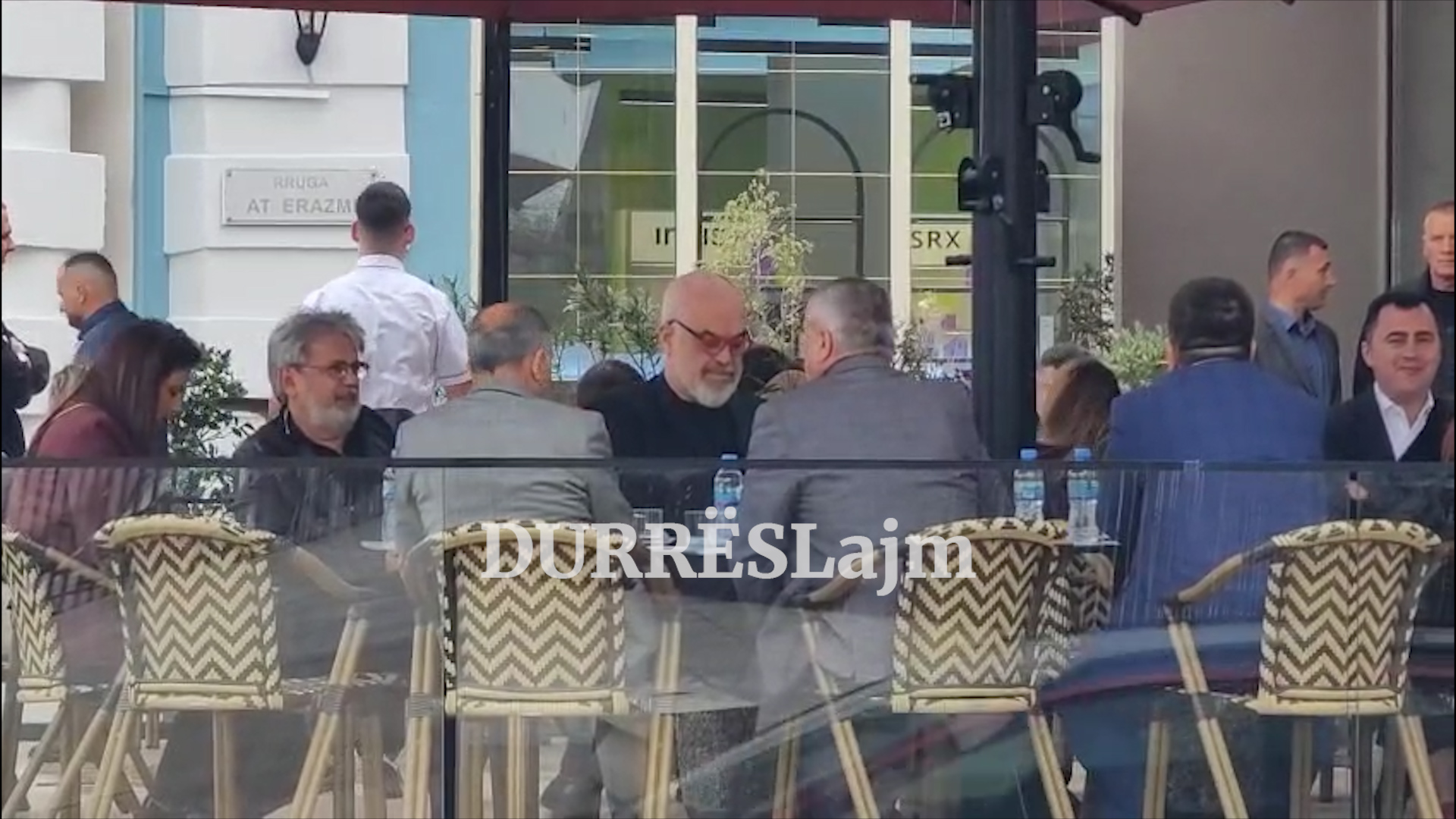 Rama në Durrës me disa ministra dhe kryebashkiakë, shijon një kafe para nisjes së takimit (VIDEO)