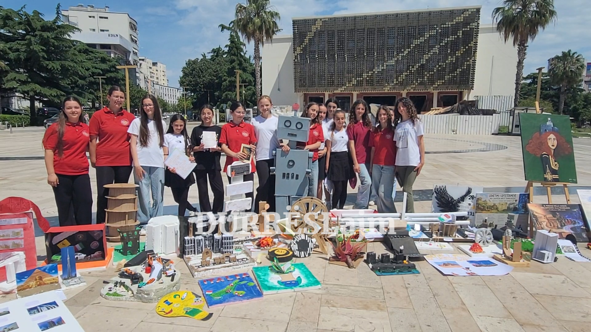 Nxënësit e shkollës “14 nëntori” ekspozojnë në sheshin qendror të Durrësit 4 projekte mësimore (VIDEO)