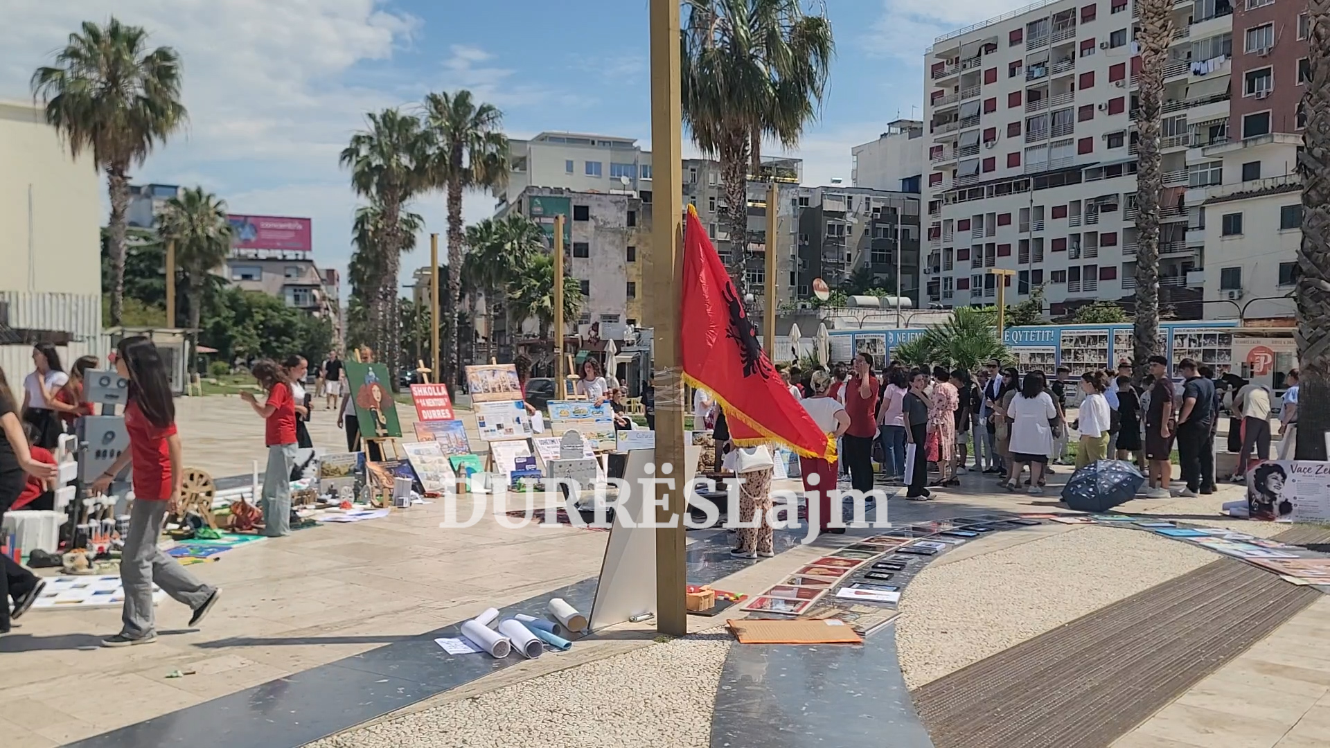 Nxënësit e shkollës “14 nëntori” ekspozojnë në sheshin qendror të Durrësit 4 projekte mësimore (VIDEO)