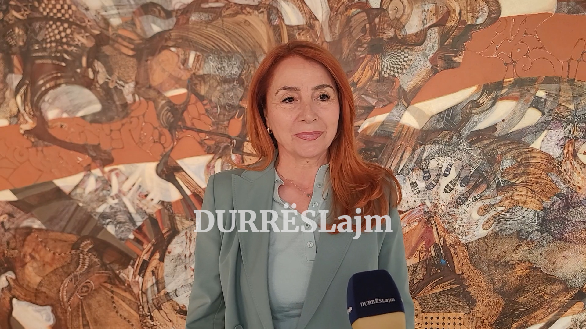 Piktorja Marjana Goxhabelliu vjen në Durrës me 40 tablo plot dritë e ngjyra (VIDEO)