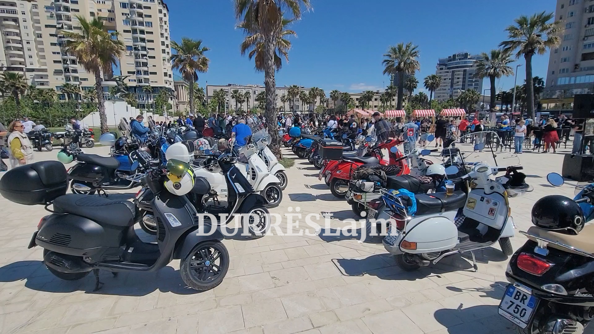 Durrësi mirëpriti 360 motorë Vespa dhe qindra admirues të kësaj marke (VIDEO)