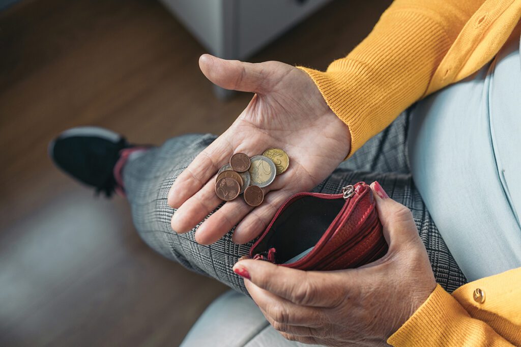Një bukë, pak vezë dhe… Si mbijeton 23% e shqiptarëve që jeton me 681 lekë në ditë