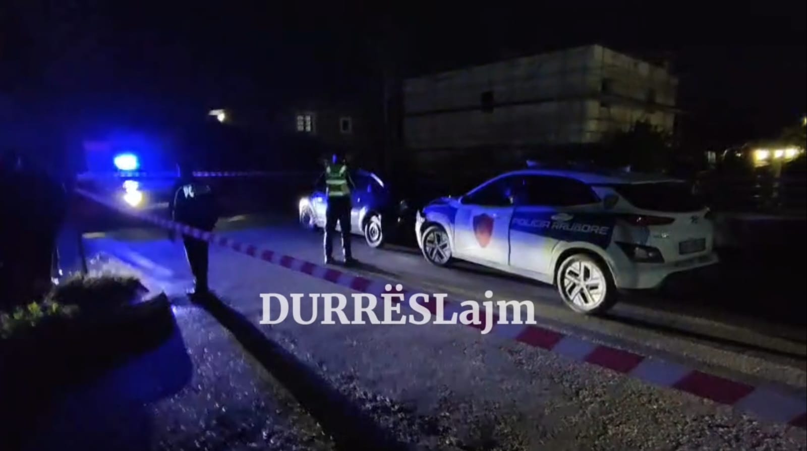Shoferi i dehur në Durrës nuk iu ndalon policëve, tenton t’ia mbathë dhe përplas një efektiv me makinë (VIDEO)