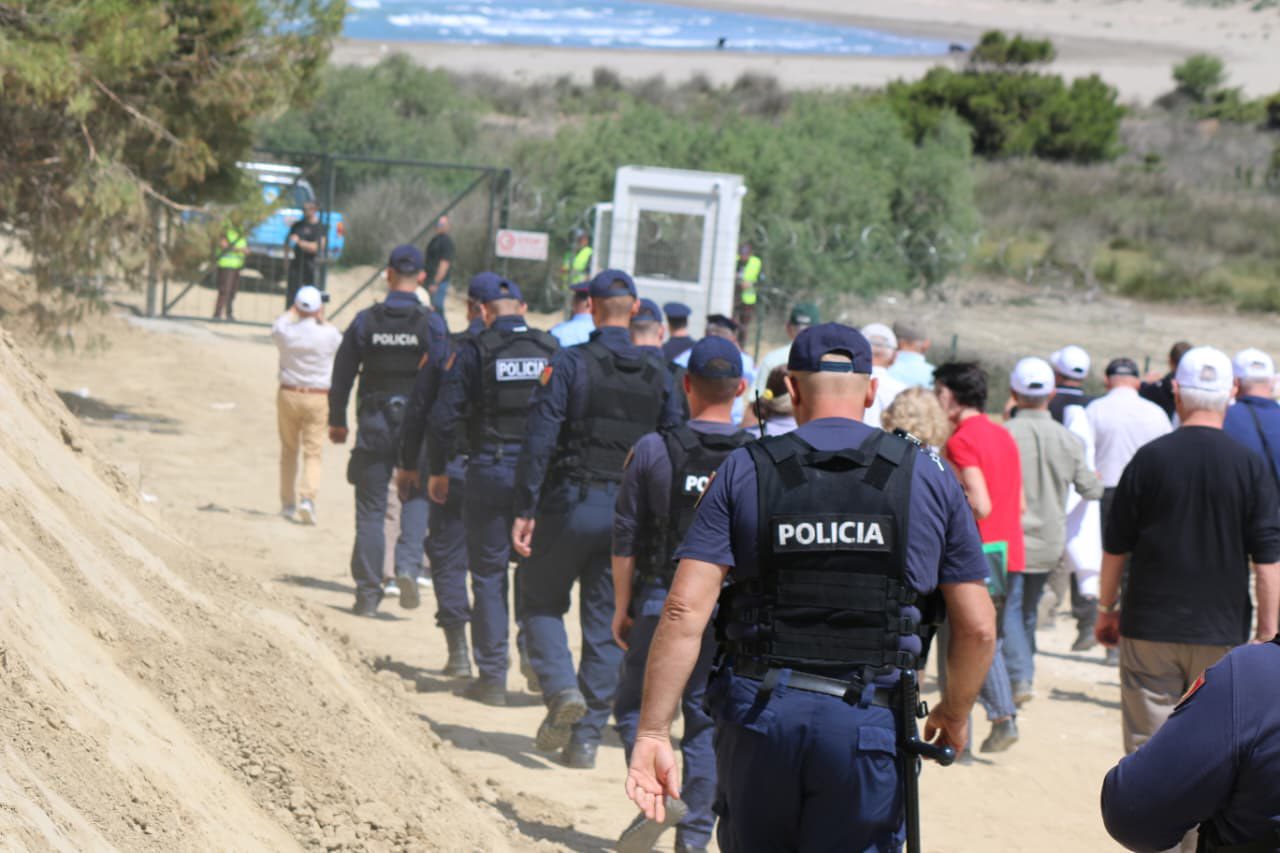 Protestat në Zvërnec, Skënder Hita pezullon drejtorin e Policisë së Vlorës: Qytetari nuk është futur me dhunë në territorin e rrethuar! Prona është private dhe me hipotekë