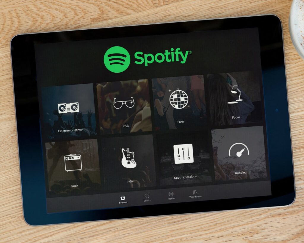 Spotify dhe Universal Music arrijnë marrëveshje që abonentët të krijojnë remikse përmes IA