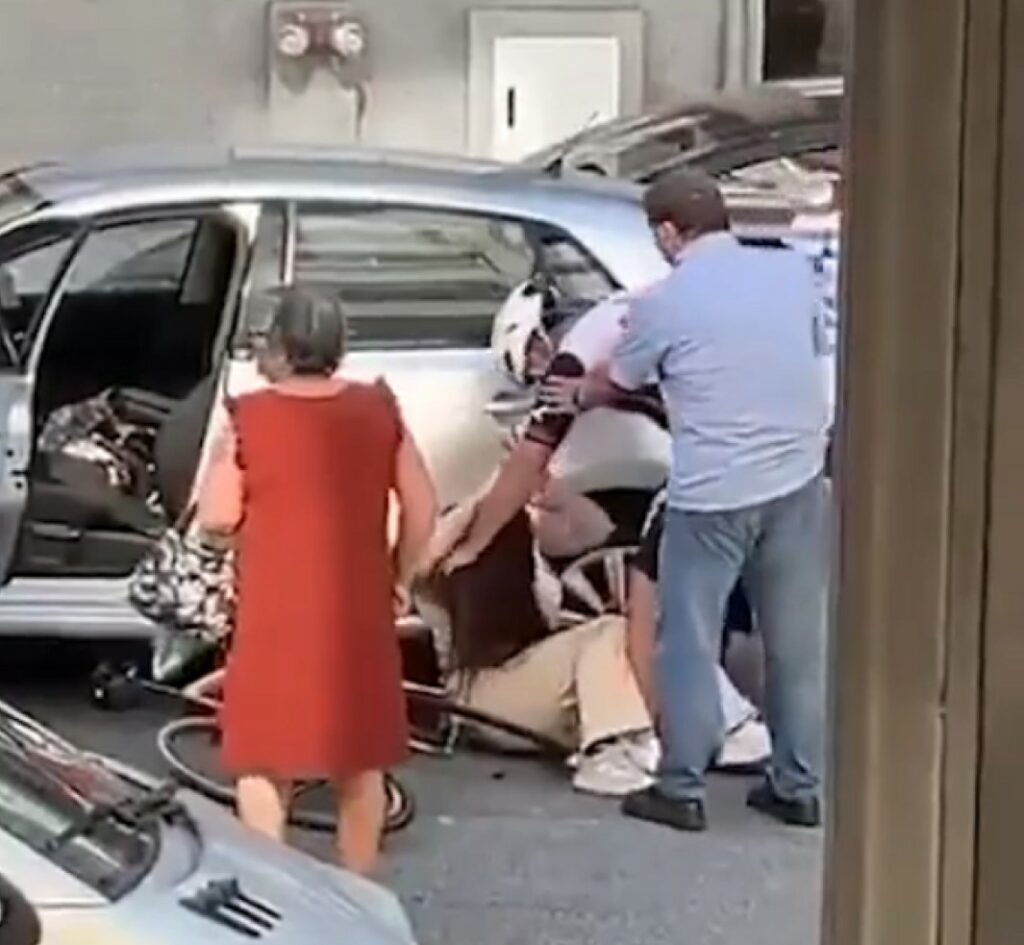 VIDEO/ Skena të rënda dhune në Portugali, çiklisti kap për fyti dhe godet me grushte një grua në mes të rrugës