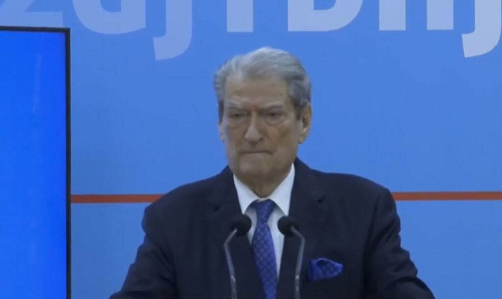 Berisha në konferencë me gazetarët: Gjysma e fëmijëve shqiptarë janë në rrezik varfërie