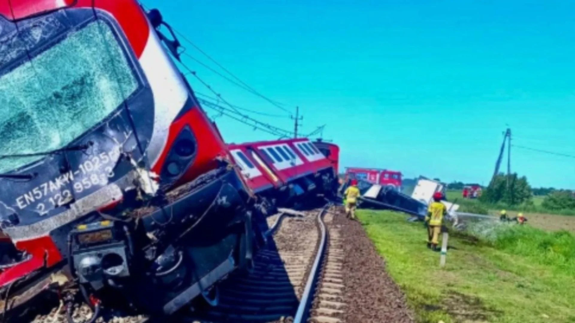 Aksident i rëndë në Poloni, treni përplaset me një kamion dhe del nga shinat, 1 viktimë dhe 18 të plagosur