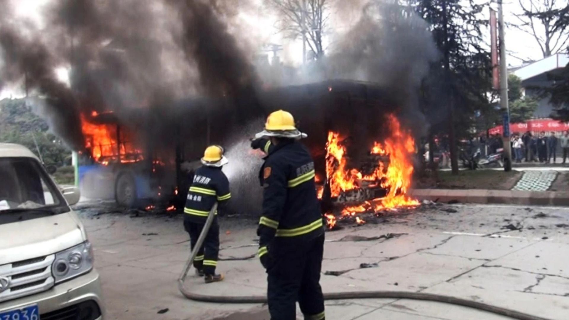Tragjedi në Kinë, minibusi përplaset me një kamion, 13 viktima dhe 3 të plagosur
