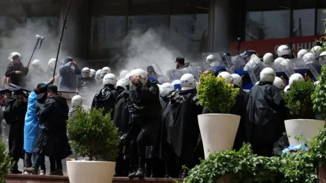 Shkopinj gome e gaz lotsjellës, policia hyn me dhunë në selinë e partisë opozitare në Ankara