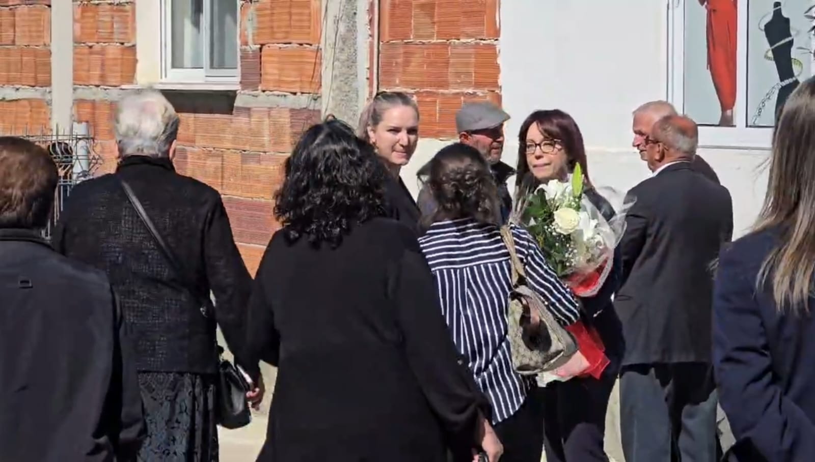 Nënkryetarja e Kuvendit, vizitë tek familjet e dy viktimave të aksidentit në Durrës (VIDEO)