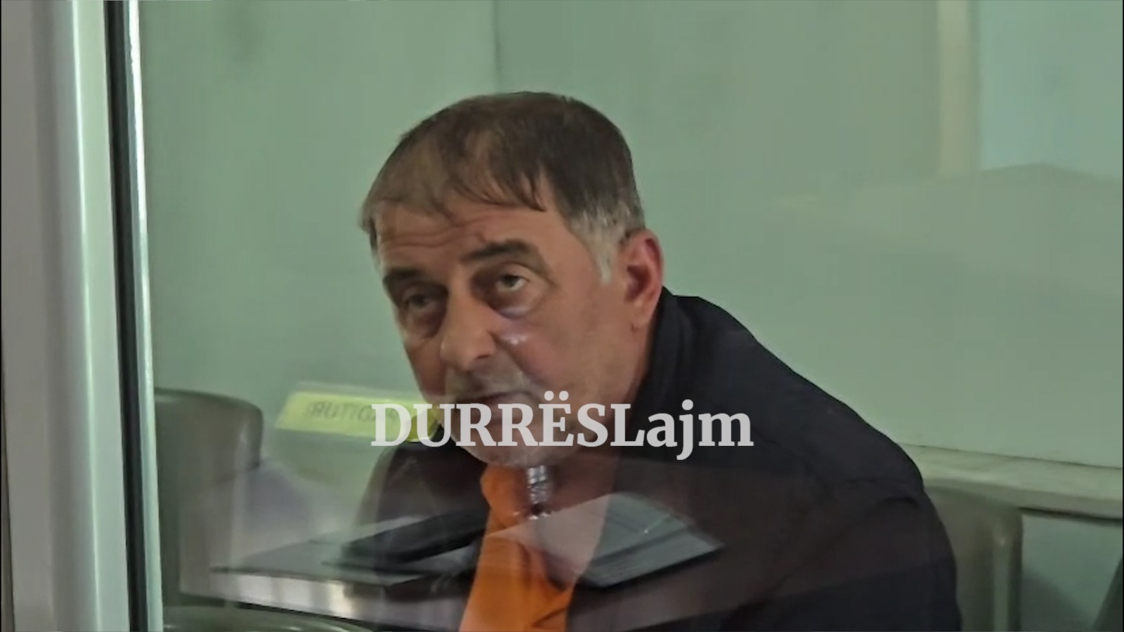 Aksidentoi për vdekje dy miturit në Durrës, Nikoll Radaçi njihet me masën e sigurisë. Ja si sillet brenda kafazit të xhamit (VIDEO)
