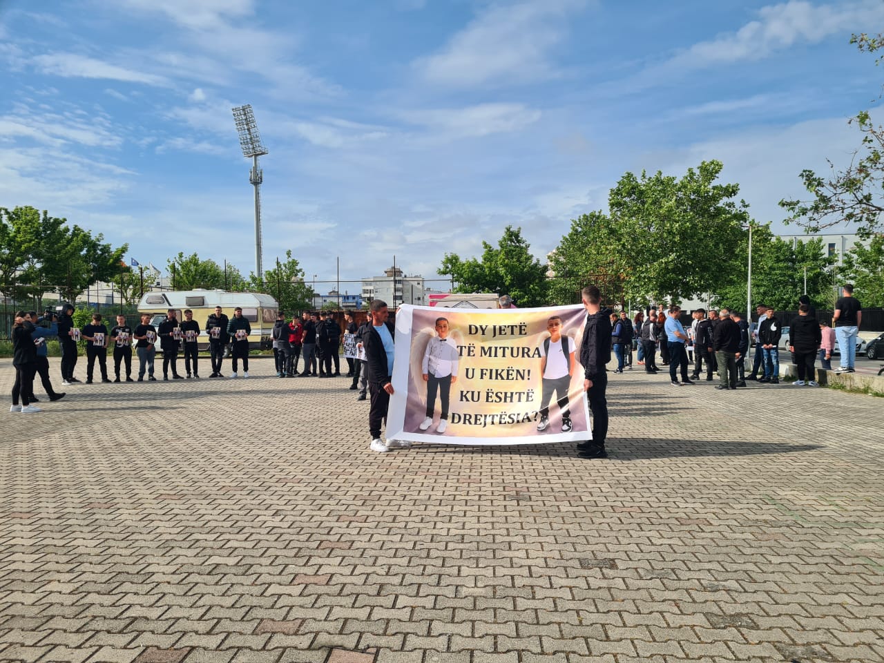 “Nuk ishin numra, ishin fëmijë”/ Nis marshimi i protestës në Durrës për dy të miturit që humbën jetën në aksident