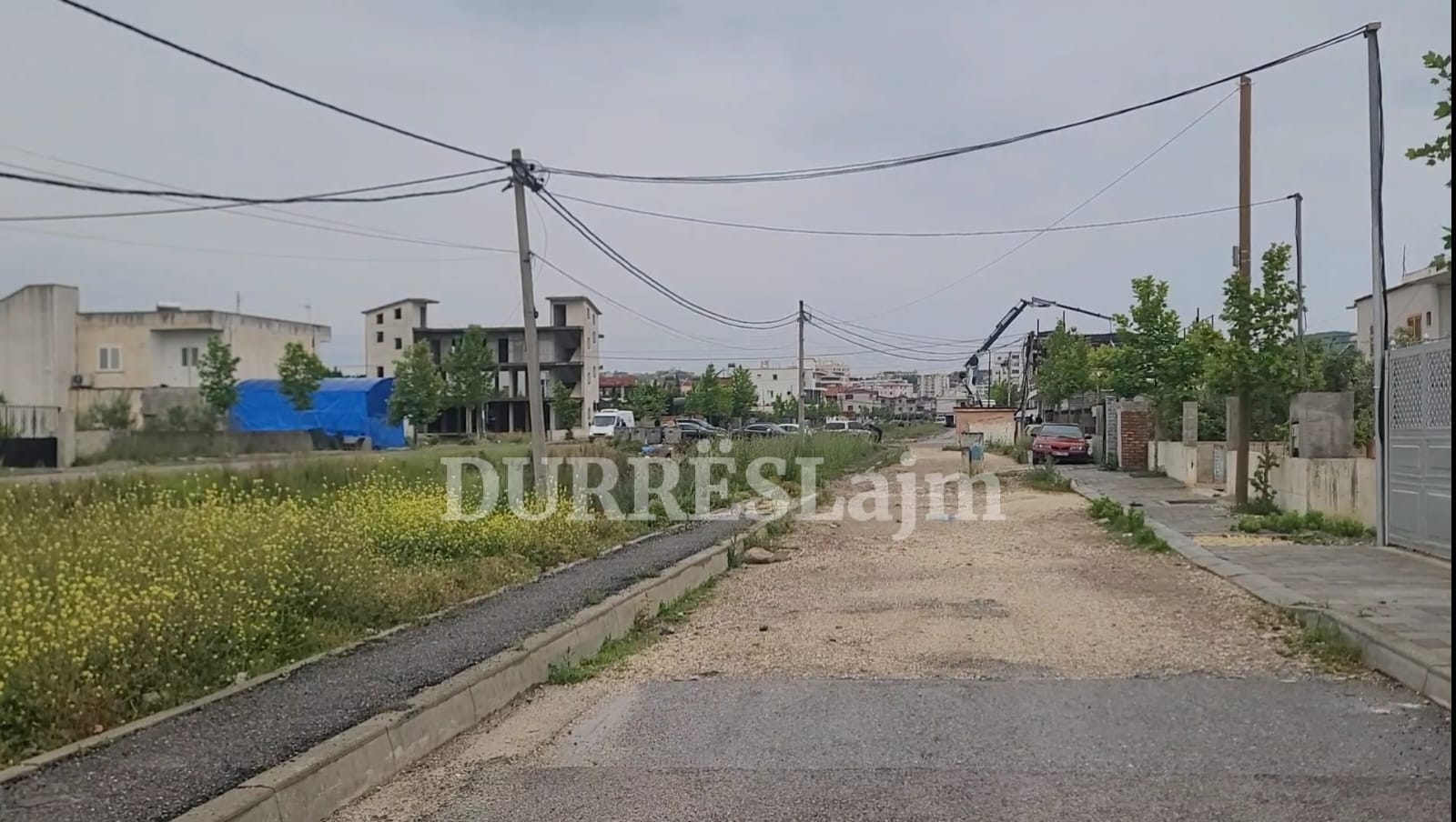 Banorët ankohen për rrugën e lënë përgjysëm në Durrës: Po na rrezikohet jeta! (VIDEO)