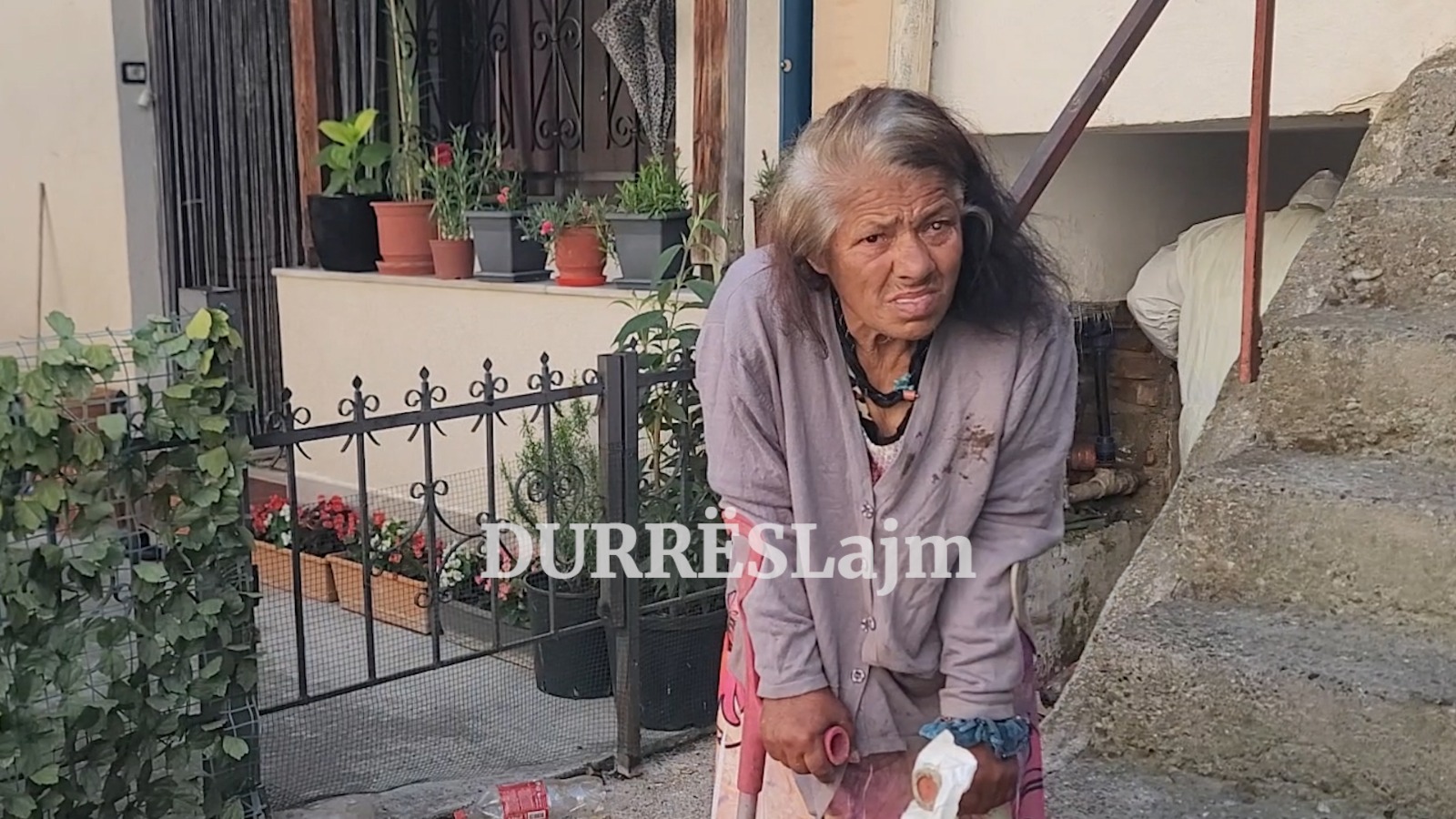 E vetme dhe e sëmurë në banesën e saj, e moshuara dërgohet për kurim në Spitalin Rajonal të Durrësit