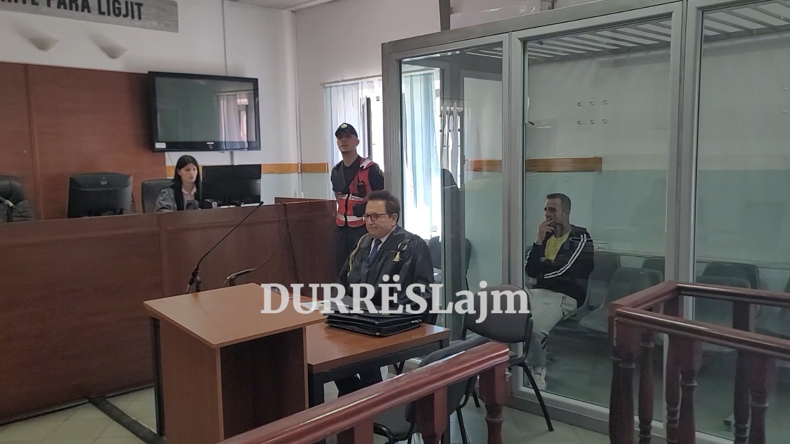 Nis në gjykatën e Durrësit seanca për 44-vjeçarin, që në gjendje të dehur goditi makinën e policisë (VIDEO)
