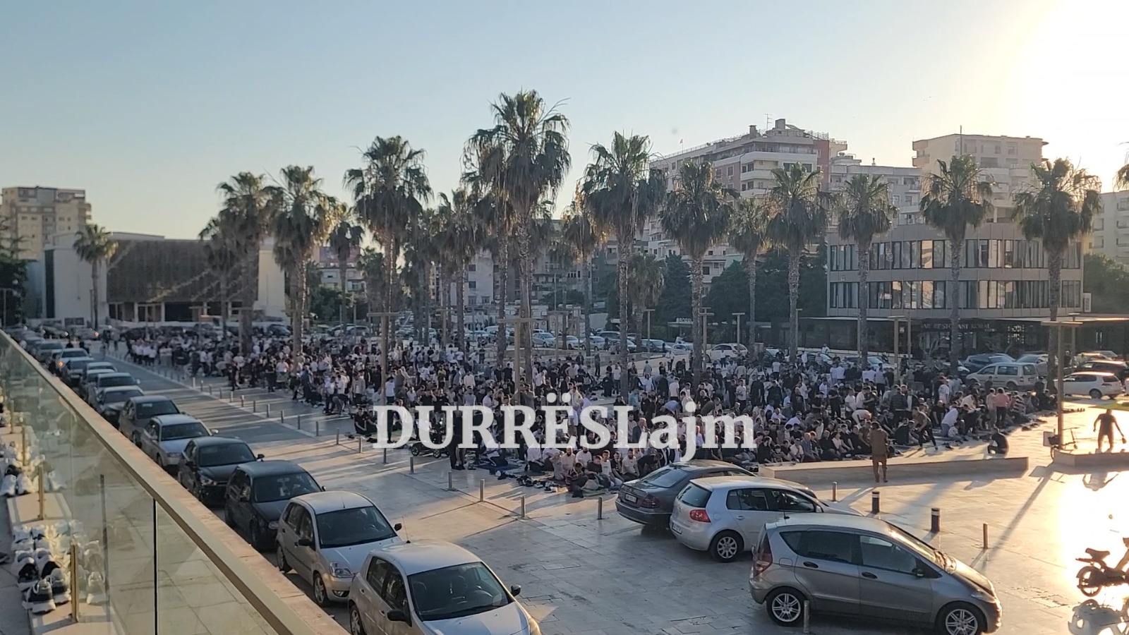 Festohet sot Kurban Bajrami, besimtarët falen në sheshin “Liria” (VIDEO)