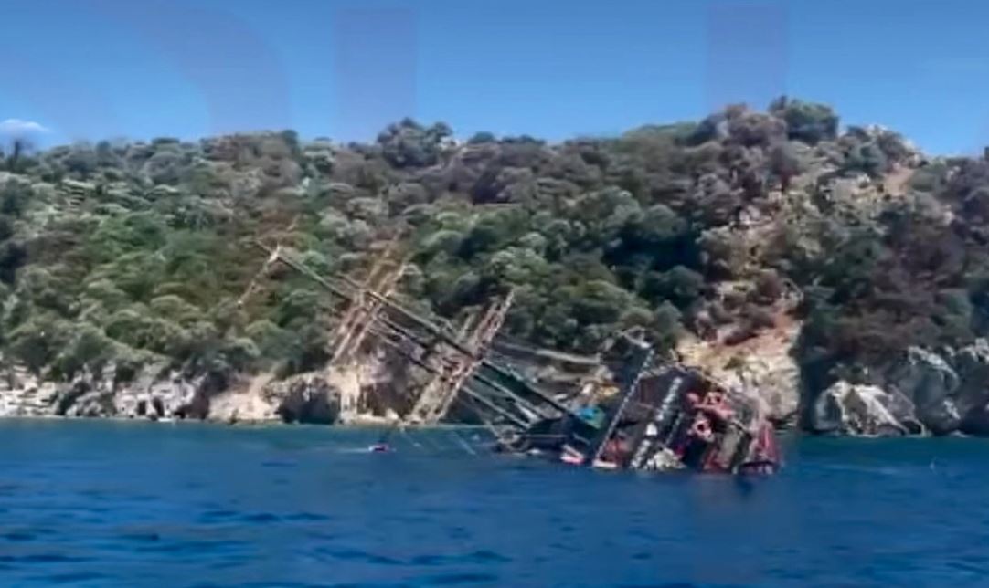 VIDEO/ Momente tmerri në brigjet e Turqisë, mbytet anija turistike me 110 pasagjerë në bord! Të gjithë në det për të shpëtuar