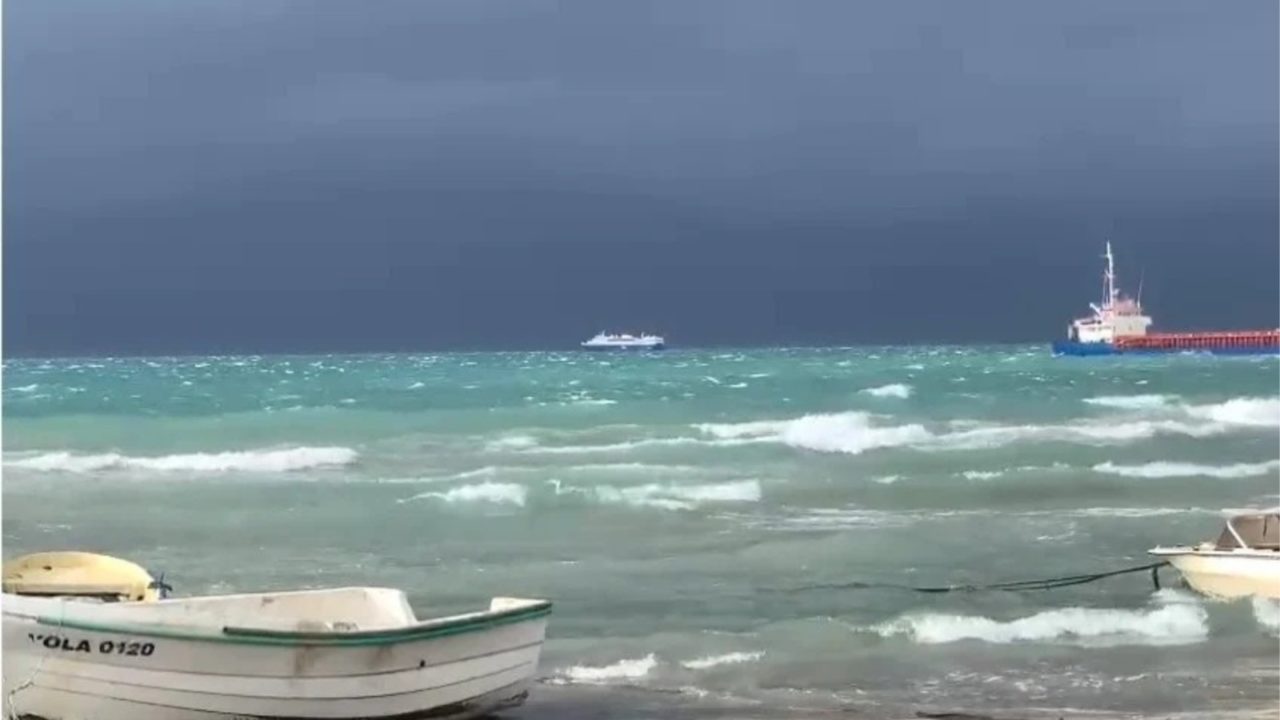 Përkeqësimi i motit në Vlorë, ndalohet lundrimi për mjetet e vogla dhe ato të peshkimit