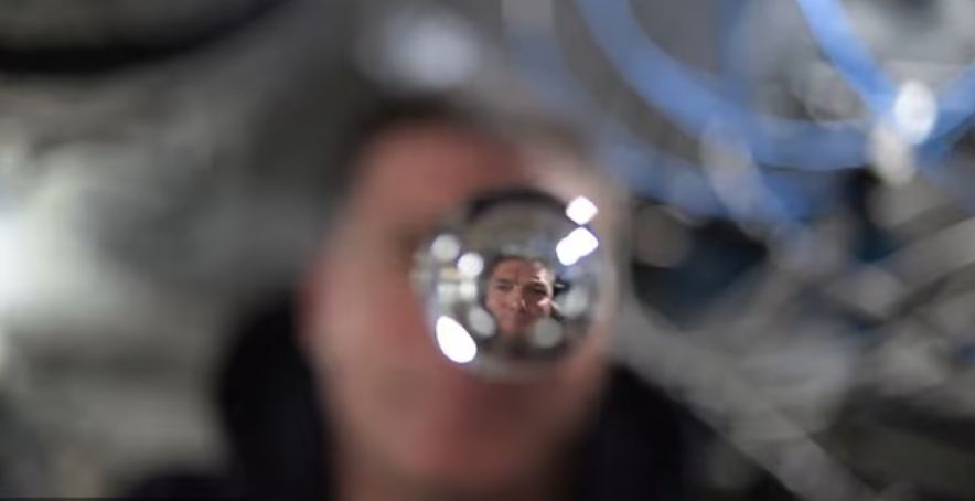 Video mahnitëse nga misioni Artemis II, NASA publikon momentin kur astronautët luajnë me një pikë uji në hapësirë