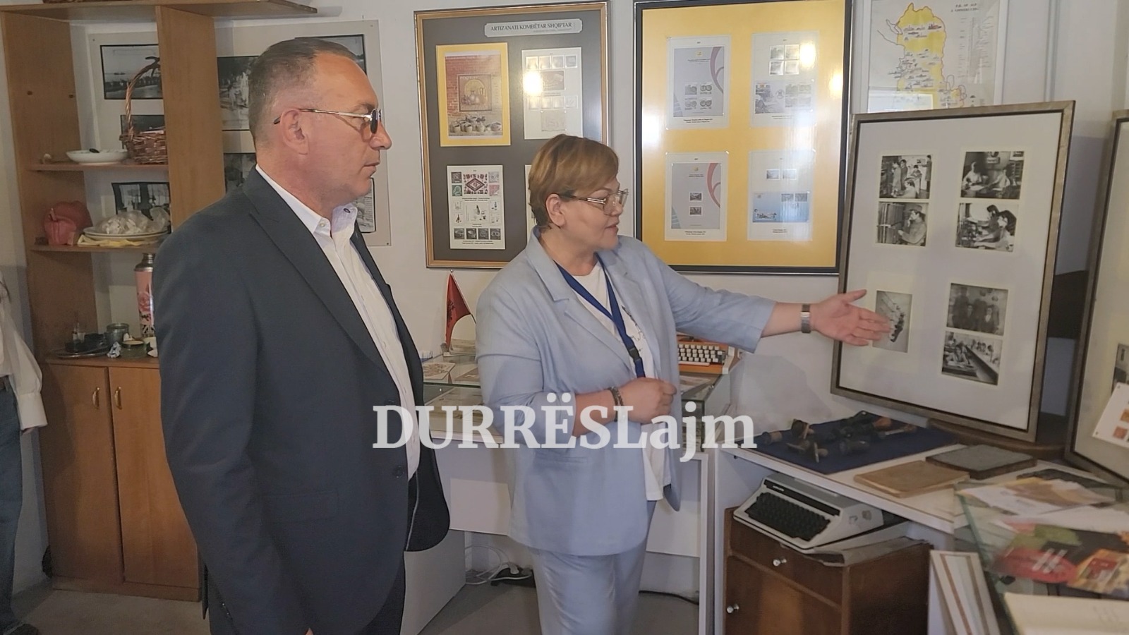Durrës/ Posta Shqiptare dhe “Peeping Tourists”, ekspozitë të përbashkët dedikuar historisë së turizmit (VIDEO)