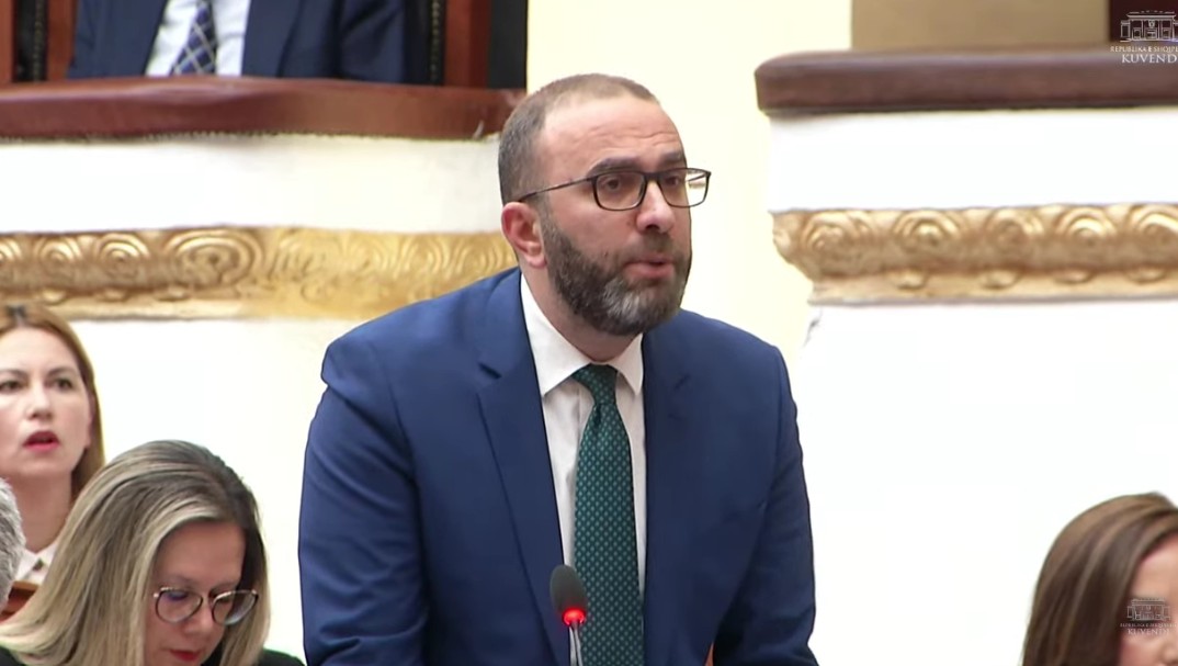 “PE iu kujtoi se imuniteti nuk është për të mbrojtur korrupsionin”/ Bardhi: Me votat tuaja, penguat drejtësinë dhe mbrojtët Ballukun