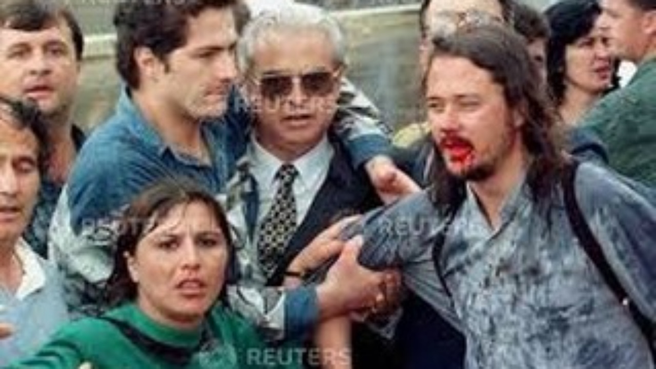 “Policia rrethoi PS-në derisa turmat e njerëzve çanë rrethimin”, Braçe rikthen pamjet e 1996-s: S’kam parë kurrë aq shumë fytyra me gjak