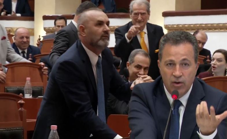 “Unë nuk jam Niko”/ Manja përplaset me Peleshin! Kryetari i Kuvendit nuk i jep fjalën për replikë me Berishën