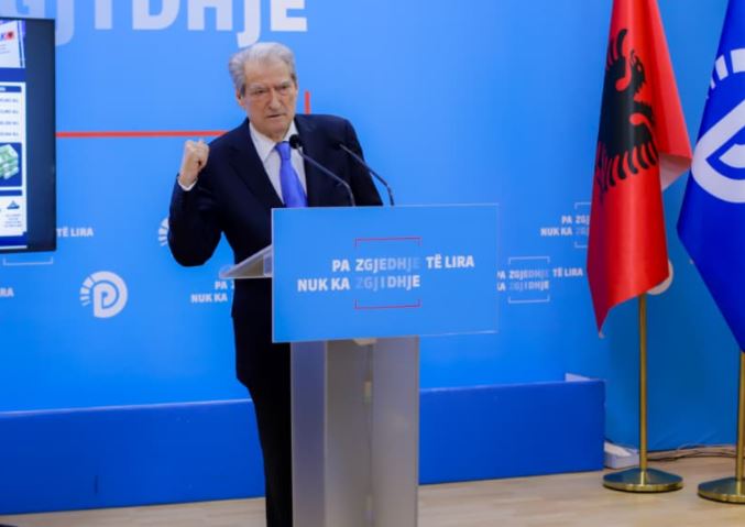 Sali Berisha i vetëm në garën për kreun e PD-së, skualifikohen dy kandidatët e tjerë, Mereme Sela dhe Vladimir Mulaj