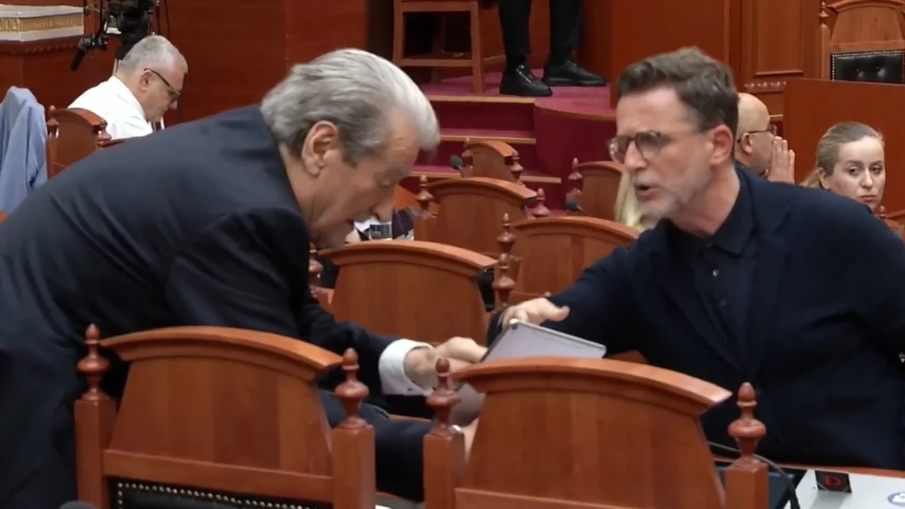 Pas replikave në foltore, Braçe i shkon Berishës në vendin ku është ulur. Çfarë po i tregon kreu i PD-së në tabletin e tij?