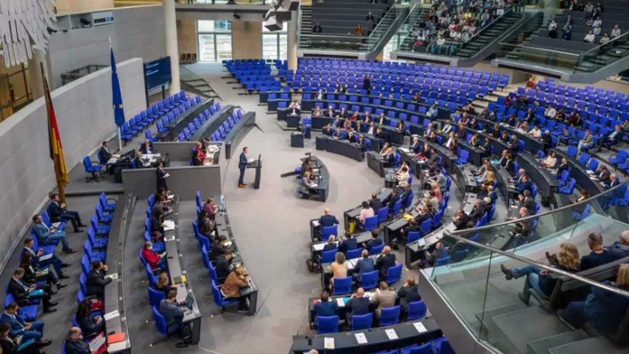 500 euro më shumë për deputetët? Gjermanët shpërthejnë kundër rritjes së pagave në Bundestag