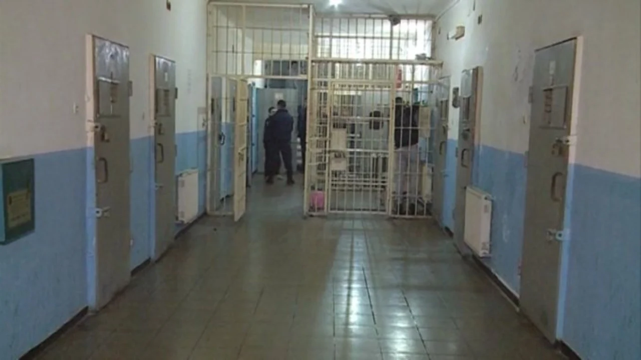 Biznesmeni dhunohet barbarisht në burgun e Vlorës, përfundon në spital