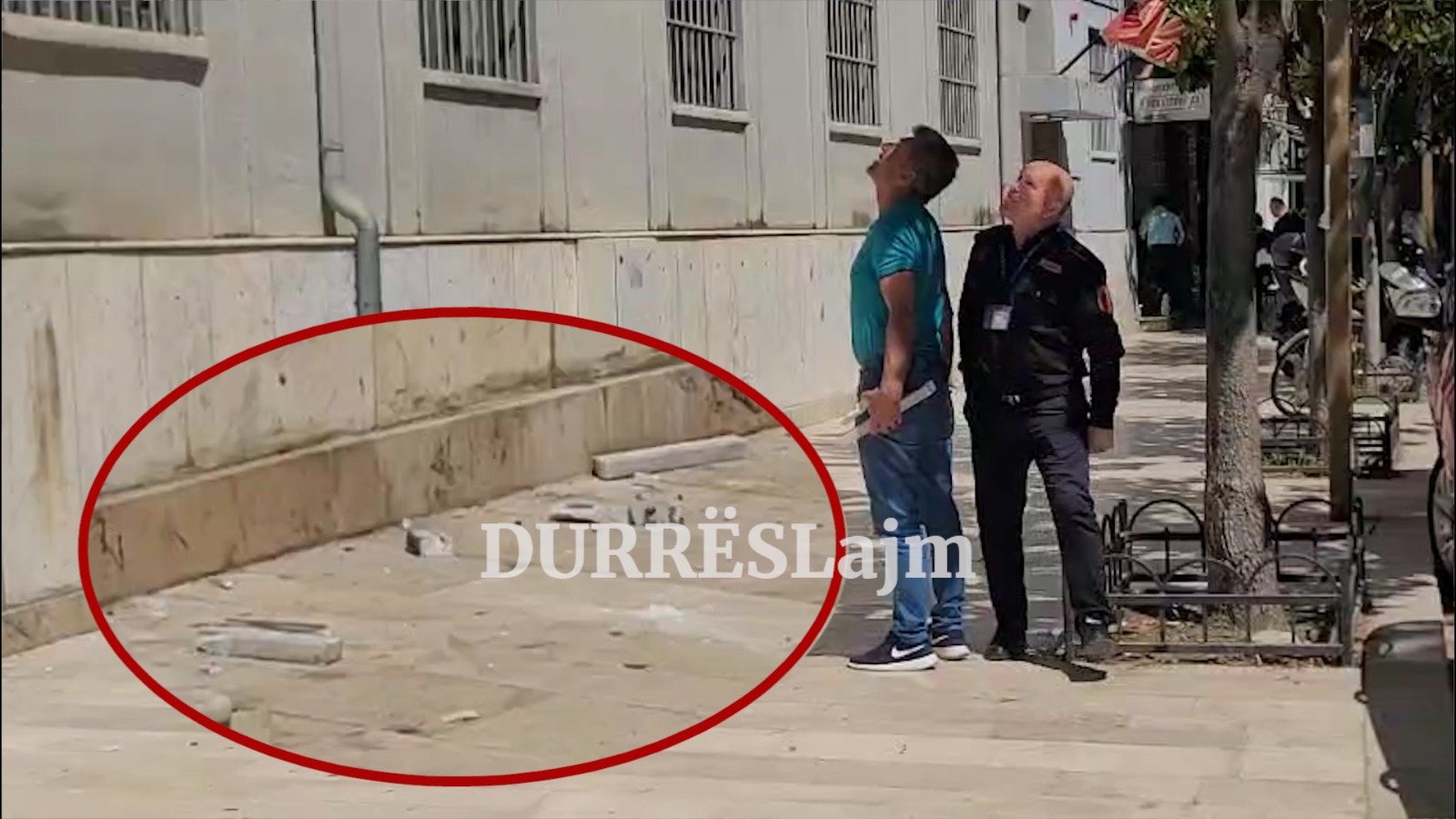 Copa mermeri bien nga fasada e Gjykatës së Durrësit (VIDEO)