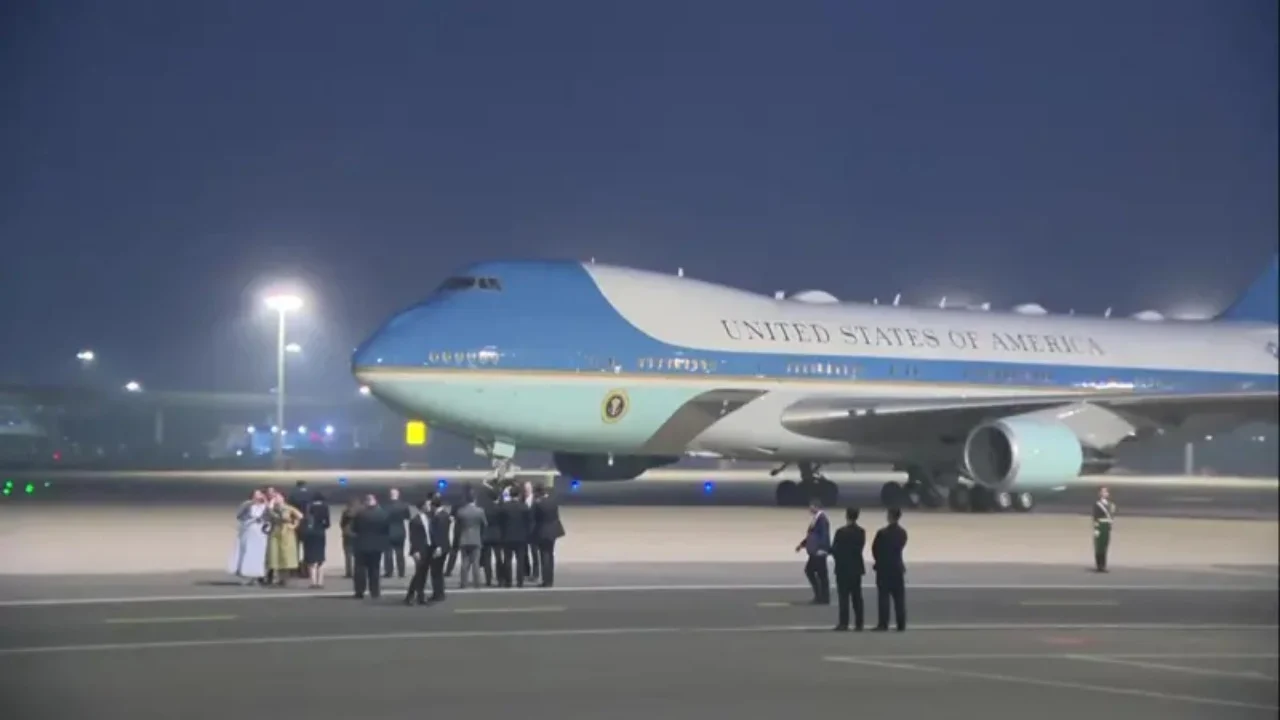 Takim me rrezik të lartë me Xi Jinping, Donald Trump mbërrin në Kinë