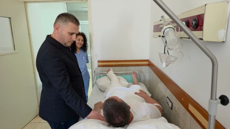 U përplasën nga 21-vjeçari që tentoi të arratisej, Hita viziton te Trauma një prej efektivëve të policisë