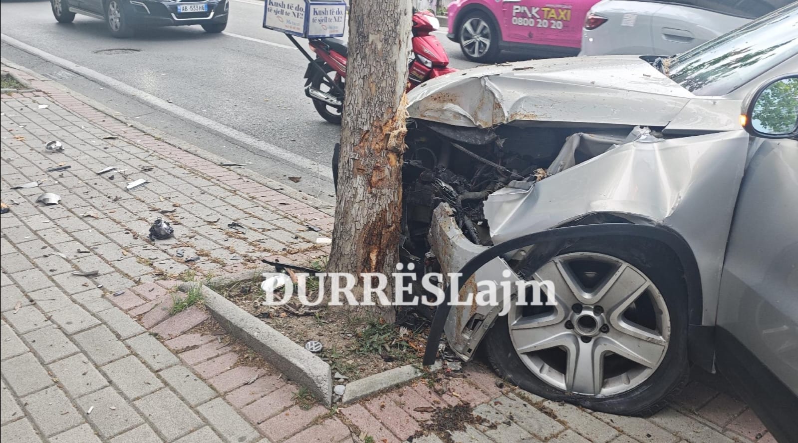 Aksident në Durrës, automjeti del nga rruga dhe përplaset me pemën