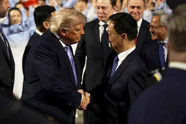 Nga Elon Musk te Tim Cook dhe…/ Trump në Pekin i shoqëruar nga liderët më të mëdhenj të biznesit amerikan, ja çfarë pritet nga bisedimet