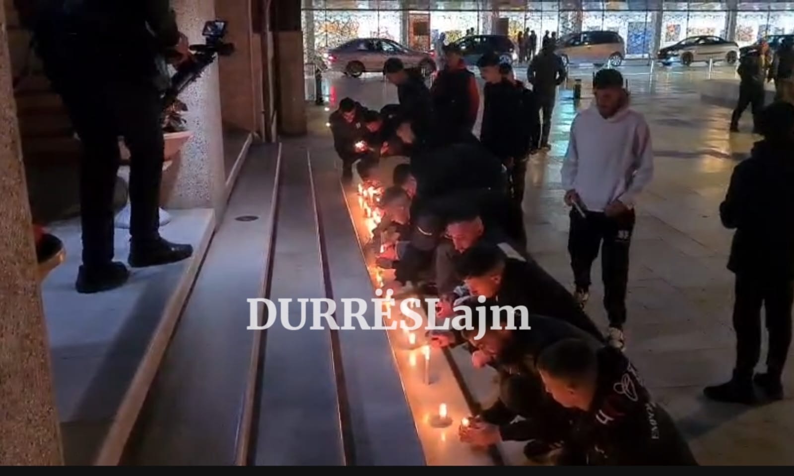 Aksidenti tragjik në Durrës, banorë të zonës së ish-Kënetës ndezin qirinj para bashkisë (Video)