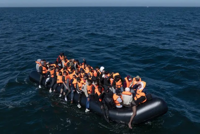 Britania do të “skanojë” emigrantët me Inteligjencë Artificiale, teknologjia do të zbulojë moshën e tyre nga fytyra