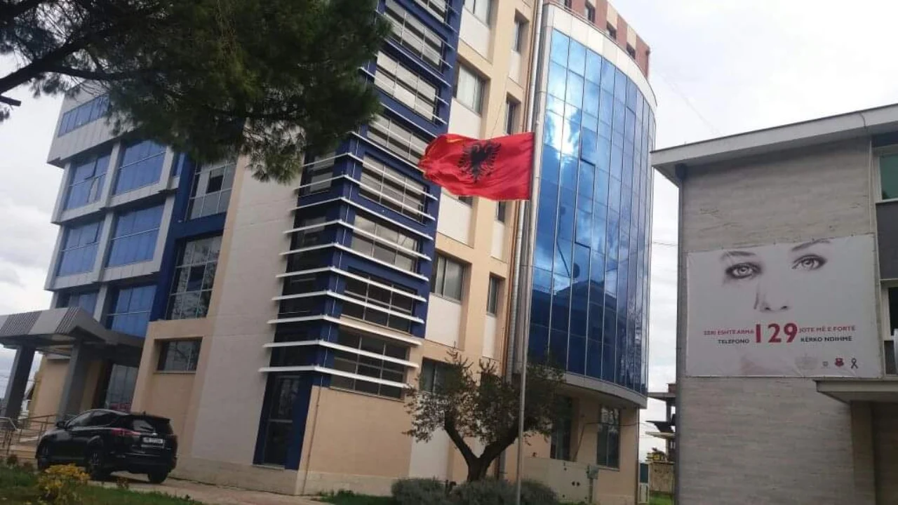 Sherr me sende të forta dhe mjete prerëse mes të rinjve në Fier, dy persona përfundojnë në spital