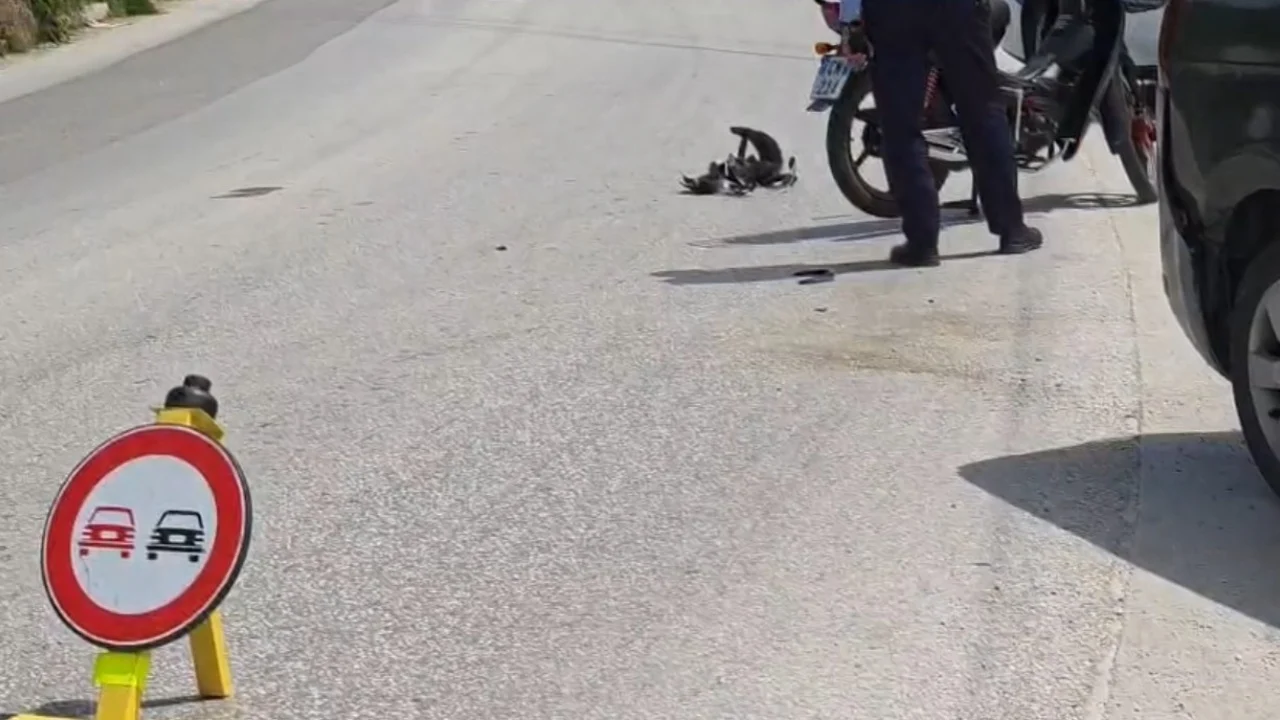 Makina përplaset me motorin në Fier, një i plagosur