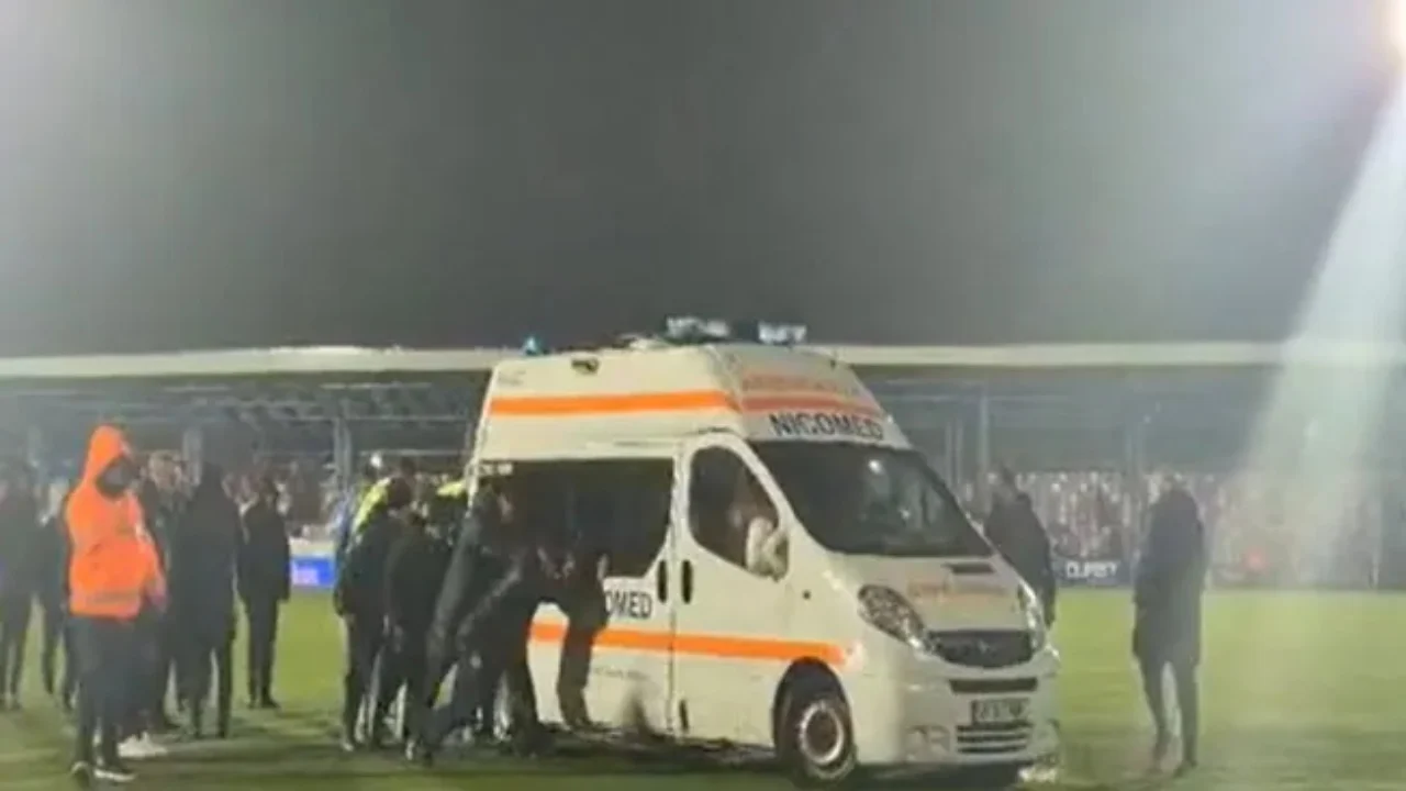E pazakontë, futbollistët bëhen bashkë për të shtyrë ambulancën të dalë nga fusha (VIDEO)