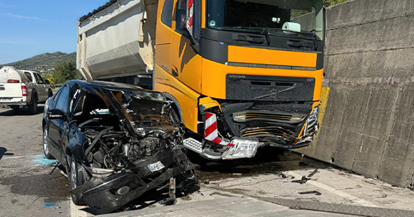 U aksidentua me fëmijën në Elbasan, 38-vjeçarja bie në koma