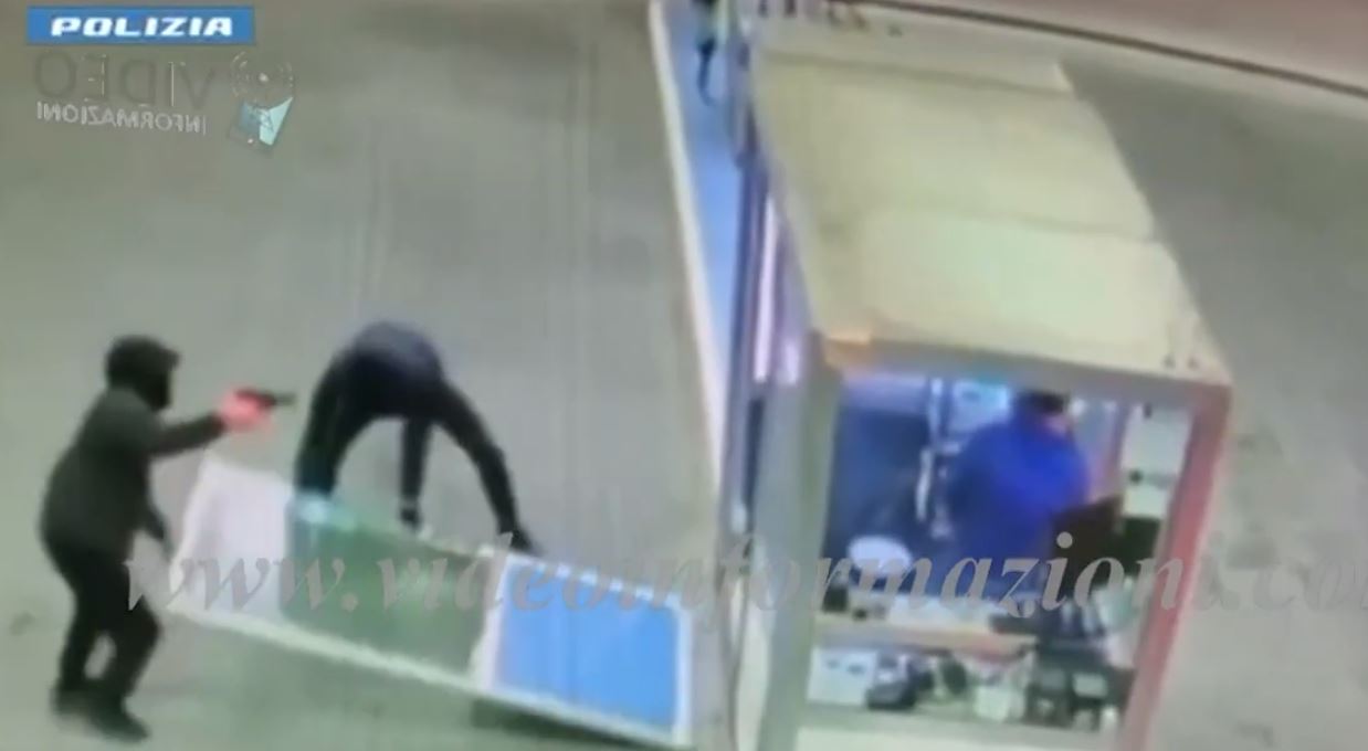 Çmontimi i bandës së 25 grabitjeve të armatosura në seri, Policia italiane ndan pamjet e arrestimit të 2 shqiptarëve! 