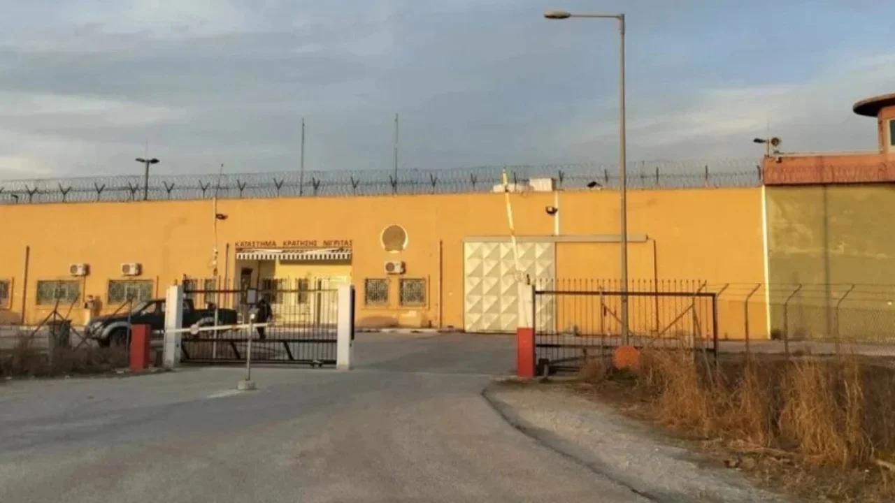 Vrasja e dyfishtë në burgun grek/ 11 persona dalin përpara prokurorit, mes tyre edhe një shqiptar